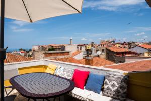 balcone con tavolo e ombrellone di Su Palattu - Casa per 7 con terrazza panoramica a Cuglieri