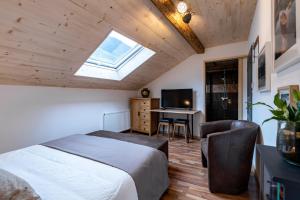 TV a/nebo společenská místnost v ubytování B&B Restaurant Le Pernollet + 37 fotografií