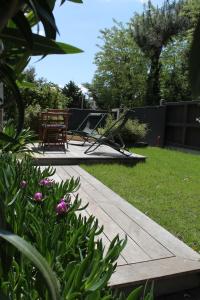 a garden with a picnic table and a playground at MAGNIFIQUES APPTS à 1 MINUTE DE LA PLAGE in Andernos-les-Bains +22 photos