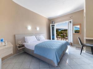 Posteľ alebo postele v izbe v ubytovaní Spiros Sea View