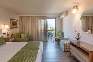 Postel nebo postele na pokoji v ubytování Akti Taygetos - Conference Resort