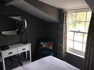 Llit o llits en una habitació de Cosy Lincs Wolds cottage in picturesque Tealby