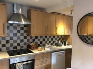 Η κουζίνα ή μικρή κουζίνα στο Cosy Lincs Wolds cottage in picturesque Tealby