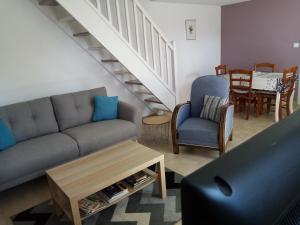 ein Wohnzimmer mit einem Sofa und einem Tisch in der Unterkunft Chez Julien in Montviron