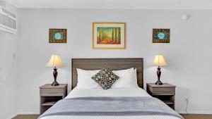 Postel nebo postele na pokoji v ubytování A Wave Inn - Montauk
