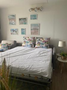 ein Schlafzimmer mit einem Bett mit Kissen darauf in der Unterkunft Stylische Ferienwohnung TOP LAGE am Hafen, Strand und Meer in Wendtorf
