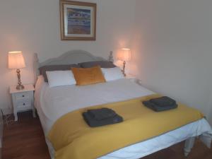 een slaapkamer met een bed met twee handdoeken erop bij THE BOTHY SUITE BY TEMPLE WOOD in Lochgilphead
