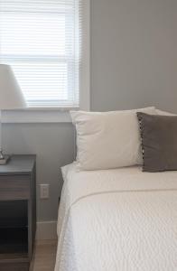 Postel nebo postele na pokoji v ubytování A Wave Inn - Montauk