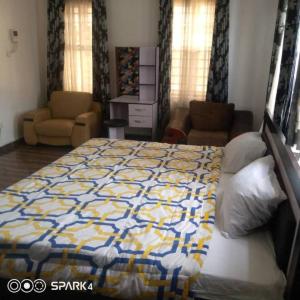 ein Schlafzimmer mit einem Bett mit einer blauen und gelben Decke in der Unterkunft luxury 4 bed rooms duplex lekki Lagos nigeria in Lekki