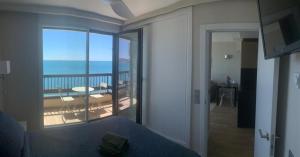 sala de estar con vistas a un balcón en Espectaculares Vistas al mar Playa Malagueta, en Málaga