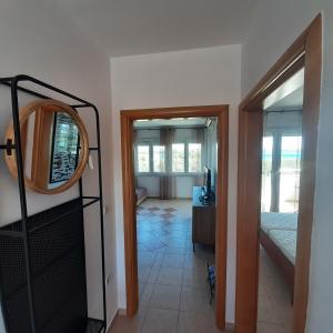 TV a/nebo společenská místnost v ubytování APARTMAN KAVALA