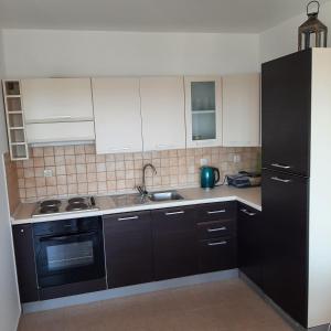 Kuchyň nebo kuchyňský kout v ubytování APARTMAN KAVALA