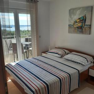 Postel nebo postele na pokoji v ubytování APARTMAN KAVALA