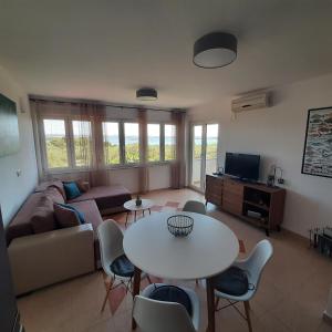 TV a/nebo společenská místnost v ubytování APARTMAN KAVALA