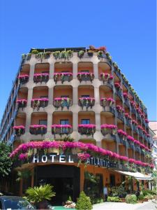 un hôtel avec des fleurs sur le côté d'un bâtiment dans l'établissement Hotel Atlantic, à Arona