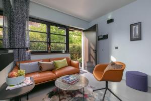 汉堡The Roebbek x Hanse的客厅里有一张沙发和一张桌子。