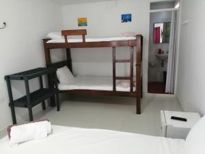 a room with two bunk beds and a bed at Inn Skyline Hostel in San Andrés