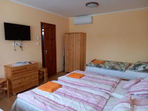 Posteľ alebo postele v izbe v ubytovaní Kertész Apartmanok
