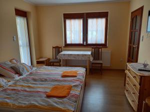 Posteľ alebo postele v izbe v ubytovaní Kertész Apartmanok