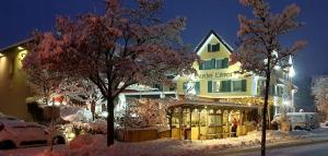 un bâtiment avec de la neige devant lui dans l'établissement Hotel Pension Löwen in Sulz, à Sulz