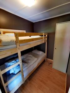 Krevet ili kreveti na sprat u jedinici u okviru objekta Surnadal Camping Brekkøya