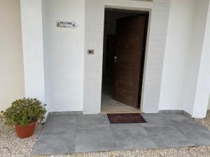 einen Eingang zu einem Gebäude mit einer braunen Tür in der Unterkunft Villa Baccile in Fossacesia