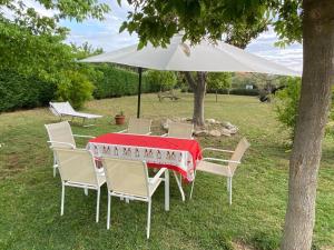 una mesa y sillas con una sombrilla blanca en Villa Baccile en Fossacesia