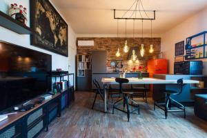- une cuisine avec une table et des chaises dans la chambre dans l'établissement MenzaTesta - Casa indipendente con terrazzo, à Raguse