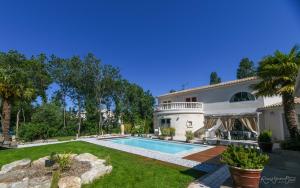 una casa con piscina en un patio en CASA UPUPA, en Montreuil