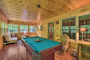 einen Billardtisch in einem Zimmer mit Holzwänden in der Unterkunft The Bear Paw at the Sautee Mountain Retreat in Clarkesville