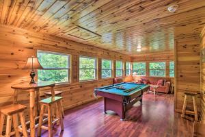 een pooltafel in een kamer met houten wanden bij The Mountain Laurel Sautee Mountain Retreat in Clarkesville