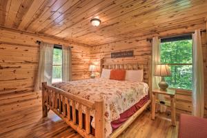 een slaapkamer met een bed in een blokhut bij The Mountain Laurel Sautee Mountain Retreat in Clarkesville