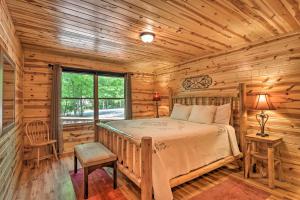 En eller flere senger på et rom på The Outlook at the Sautee Mountain Retreat!