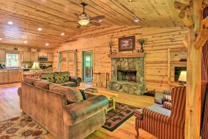 ein Wohnzimmer mit Sofas und einem Kamin in der Unterkunft The Mountain View Sautee Mountain Retreat! in Clarkesville