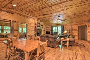 comedor y sala de estar en una cabaña de madera en The Mountain View Sautee Mountain Retreat!, en Clarkesville