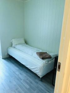 a small bedroom with a bed in a room at 7 Roms Gjeste leilighet in Alstahaug