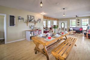 Una sala de estar con una mesa de madera y un sofá. en Secluded Anglers Haven - Boat and Fish!, en Rosston