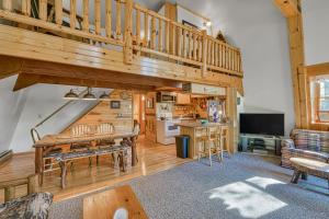 Il comprend un salon avec un escalier en bois et une cuisine. dans l'établissement Woodland Wonder, à Swanton