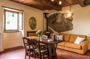 een woonkamer met een tafel en een bank bij Podere La Casaccia in Poppi