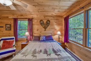 1 dormitorio con 1 cama en una cabaña de madera en Woodland Wonder, en Swanton