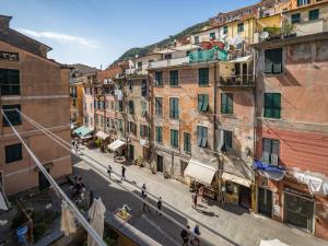 uma vista para uma rua da cidade com edifícios em Nonna Rosetta Traditional Studio em Vernazza