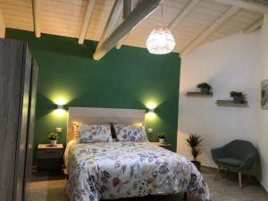 En eller flere senge i et værelse på Domus Deiana Case Vacanza
