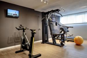 努奧羅的住宿－歐洲酒店，健身房设有2辆健身自行车和1个健身球