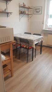 una mesa con sillas y una mesa con mantel. en Ferienwohnung Sauer en Fritzlar