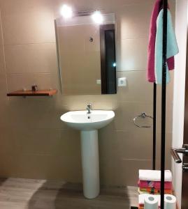 ein Bad mit einem Waschbecken und einem Spiegel in der Unterkunft Casa Biñuales in Pedruel