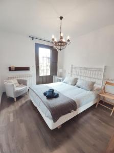 1 dormitorio blanco con 1 cama grande y 1 silla en Mirador de Leres, en Jaca