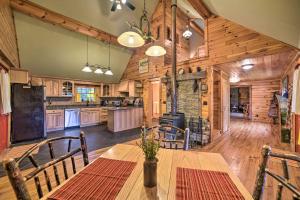 eine Küche und ein Esszimmer mit einem Tisch und Stühlen in der Unterkunft Lovely Fort Ann Lodge - 10 Mi to Lake George! in Fort Ann