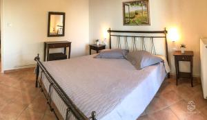 A bed or beds in a room at Pantheon
