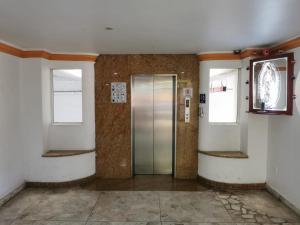 pasillo con puerta de cristal y 2 ventanas en Hotel Coacalco en Ciudad de México