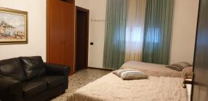 een woonkamer met een bank, een bed en een stoel bij Ristorante Albergo Roma in Legnano